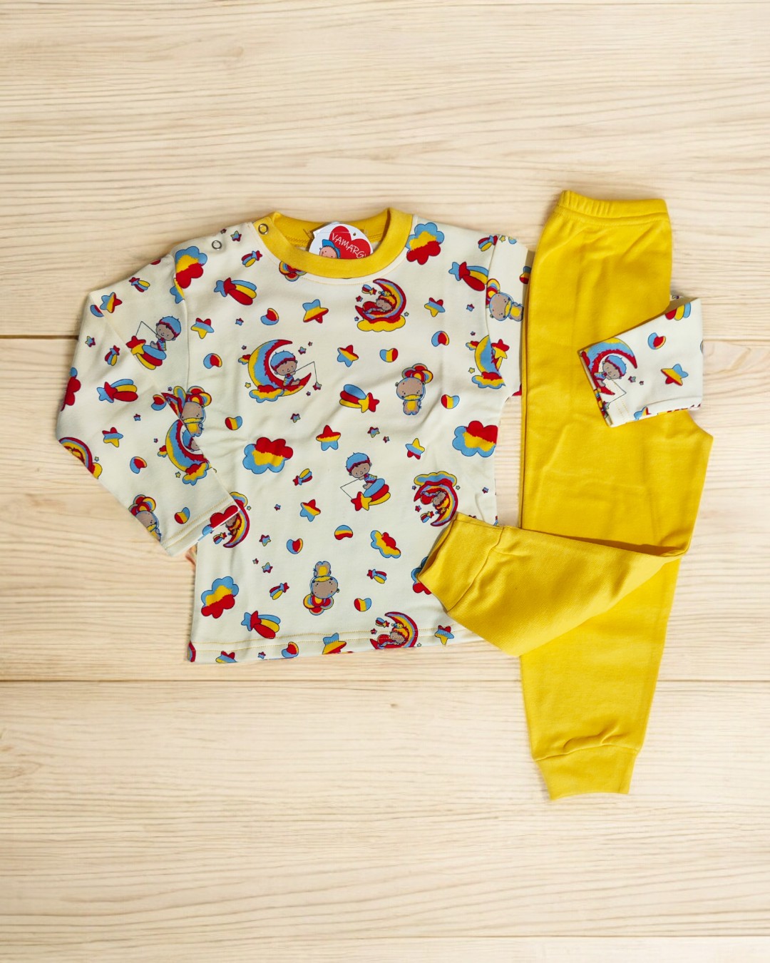 Conjunto infantil com camisola estampada e calça amarela