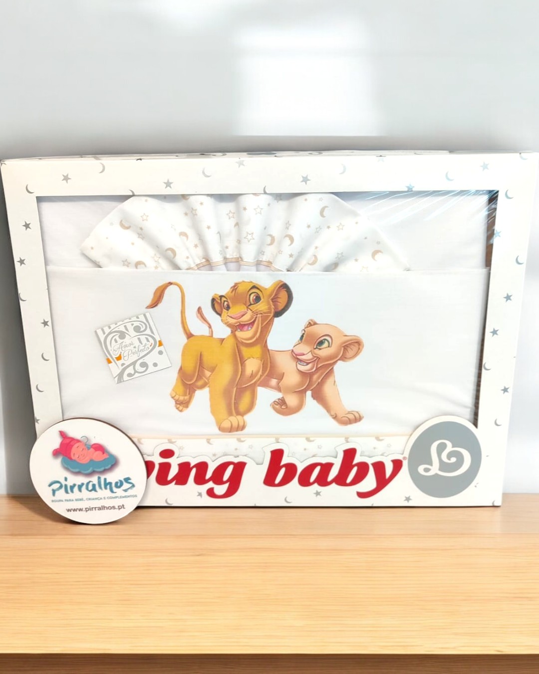 Conjunto de roupa de bebé branco com personagens do Rei Leão embalado em caixa