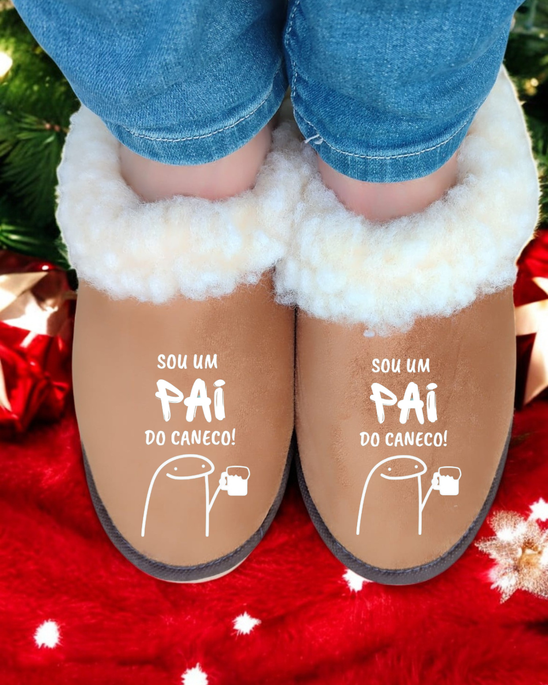 Pantufas castanhas com forro branco felpudo e texto branco, num ambiente de Natal