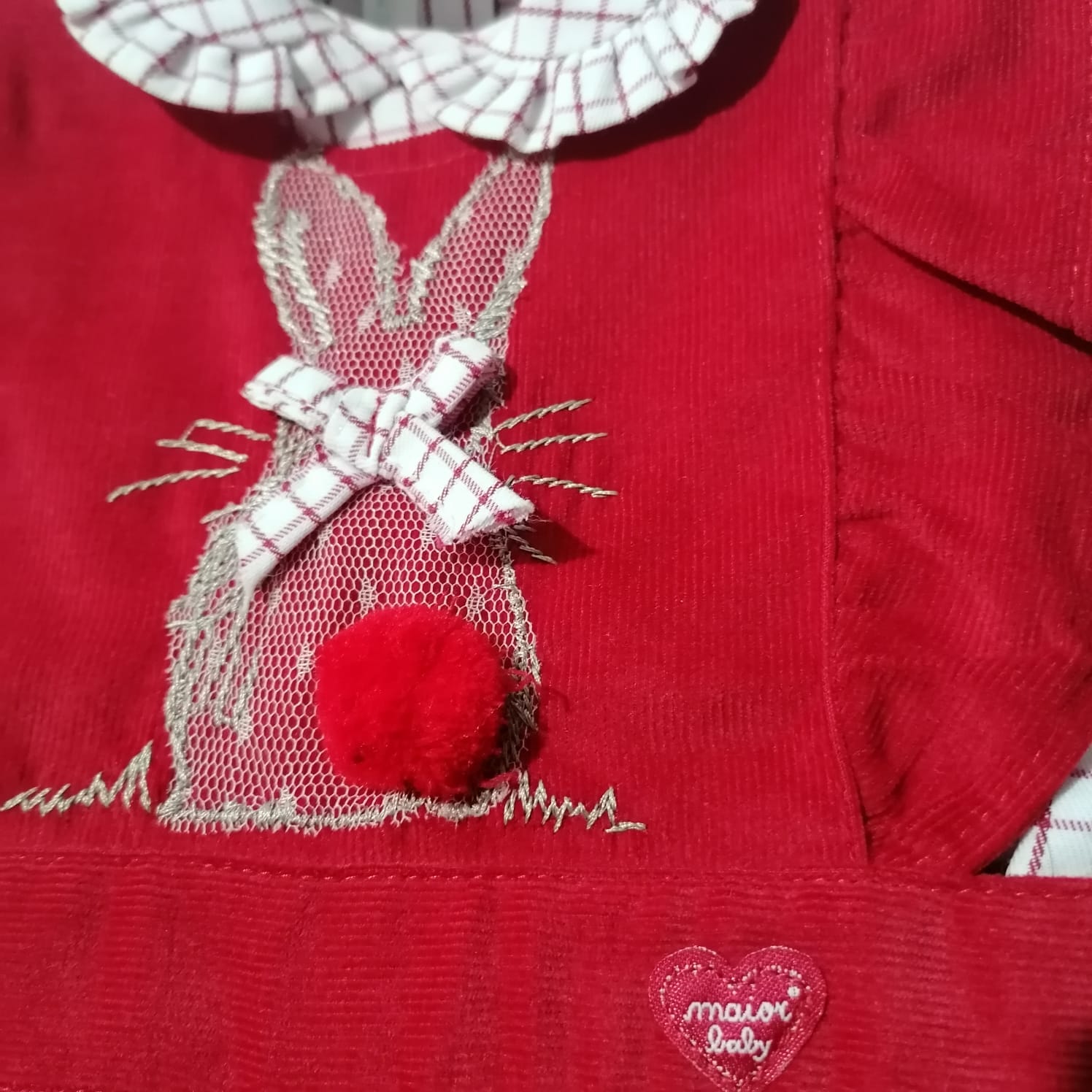 Vestido vermelho de veludo com coelho bordado, laço e pompom