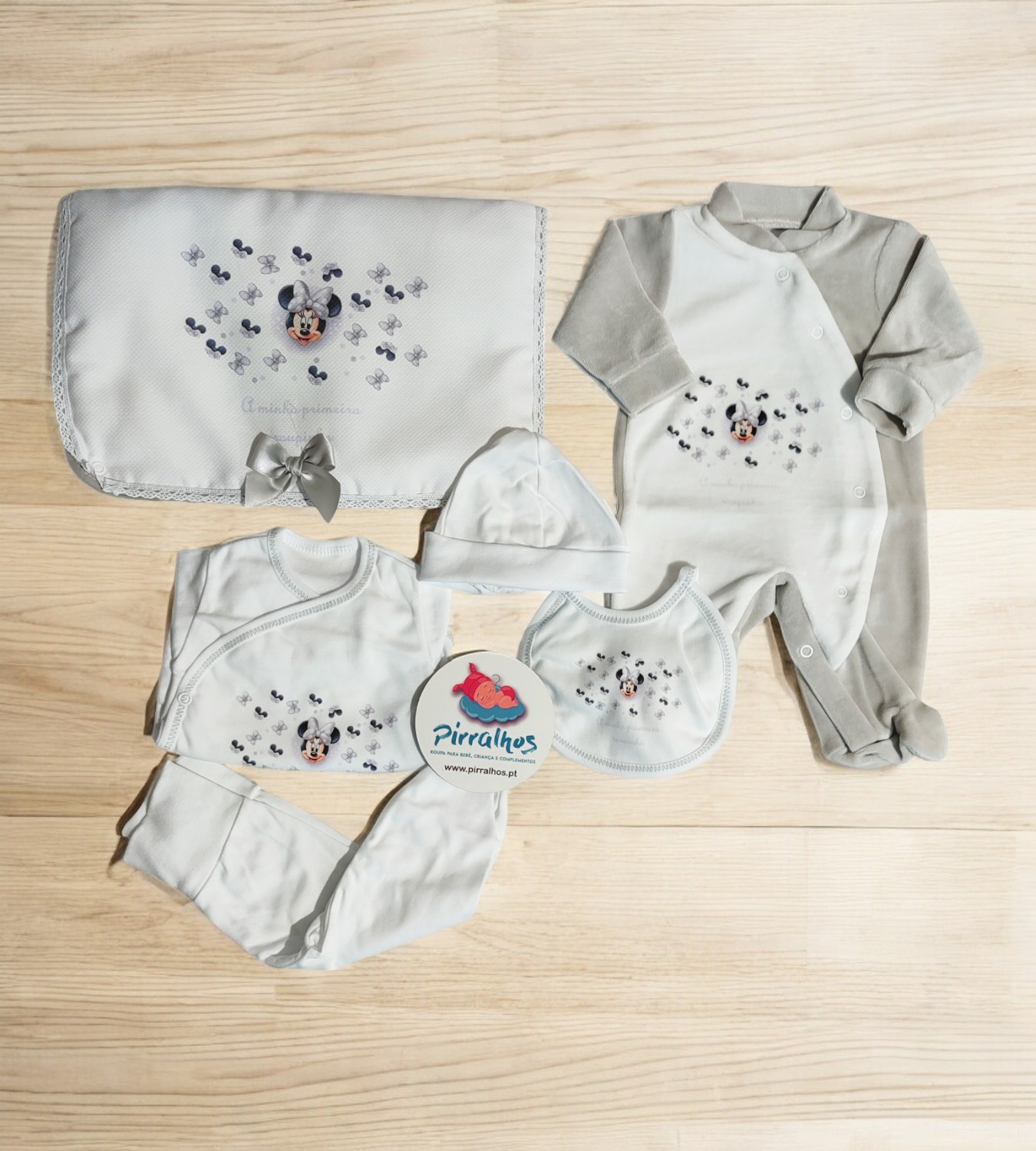 Conjunto de roupa de bebé cinza e creme com padrão de abelhas e Minnie Mouse