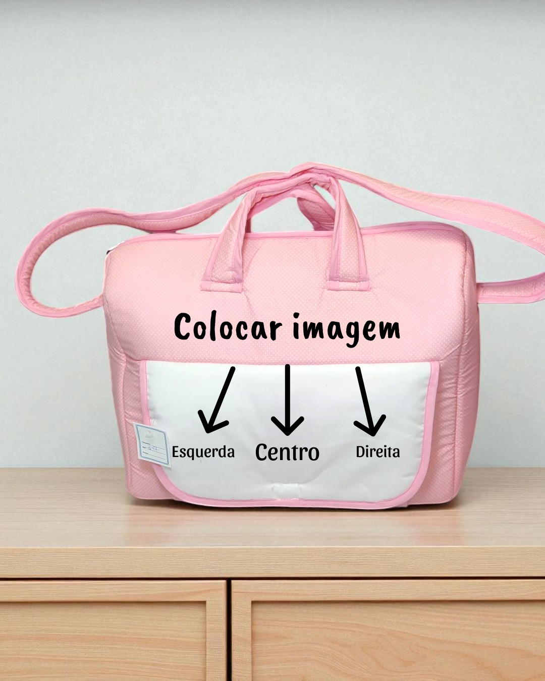 Mala de bebé rosa com bolso branco e texto indicativo para colocar imagem em três posições.