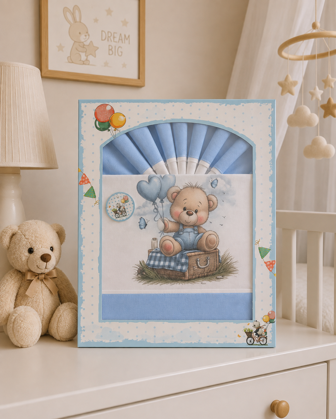 Conjunto de fraldas azul claro com ilustração de ursinho holding balões, em quarto de bebé com decoração suave.