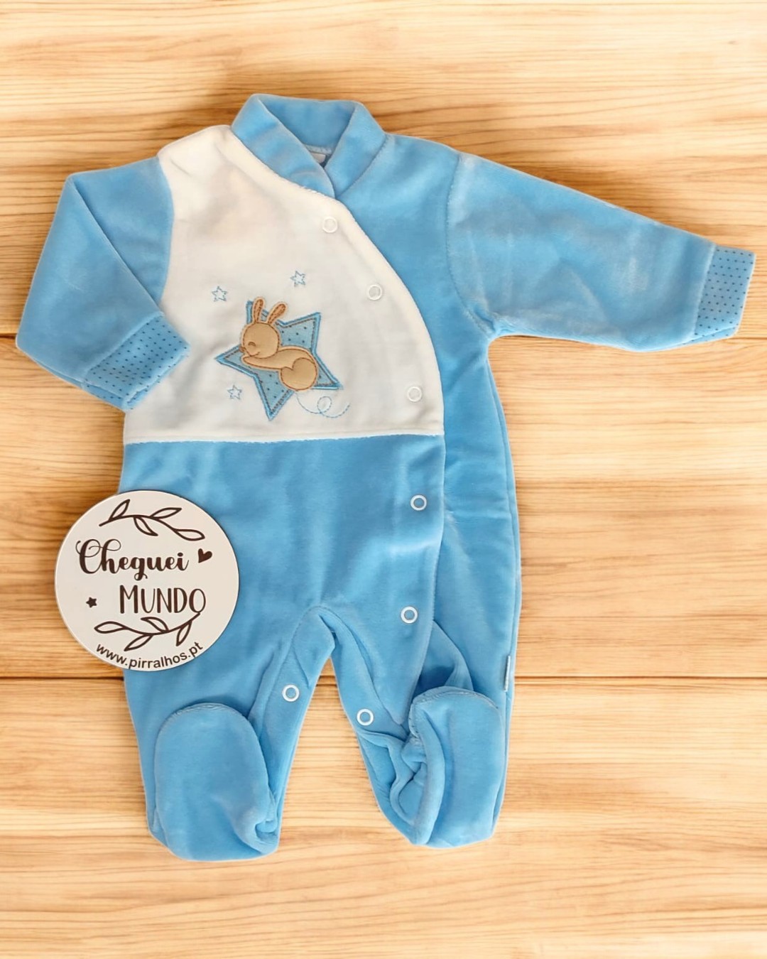 Pijama de bebé azul e branco com padrão de coelho bordado