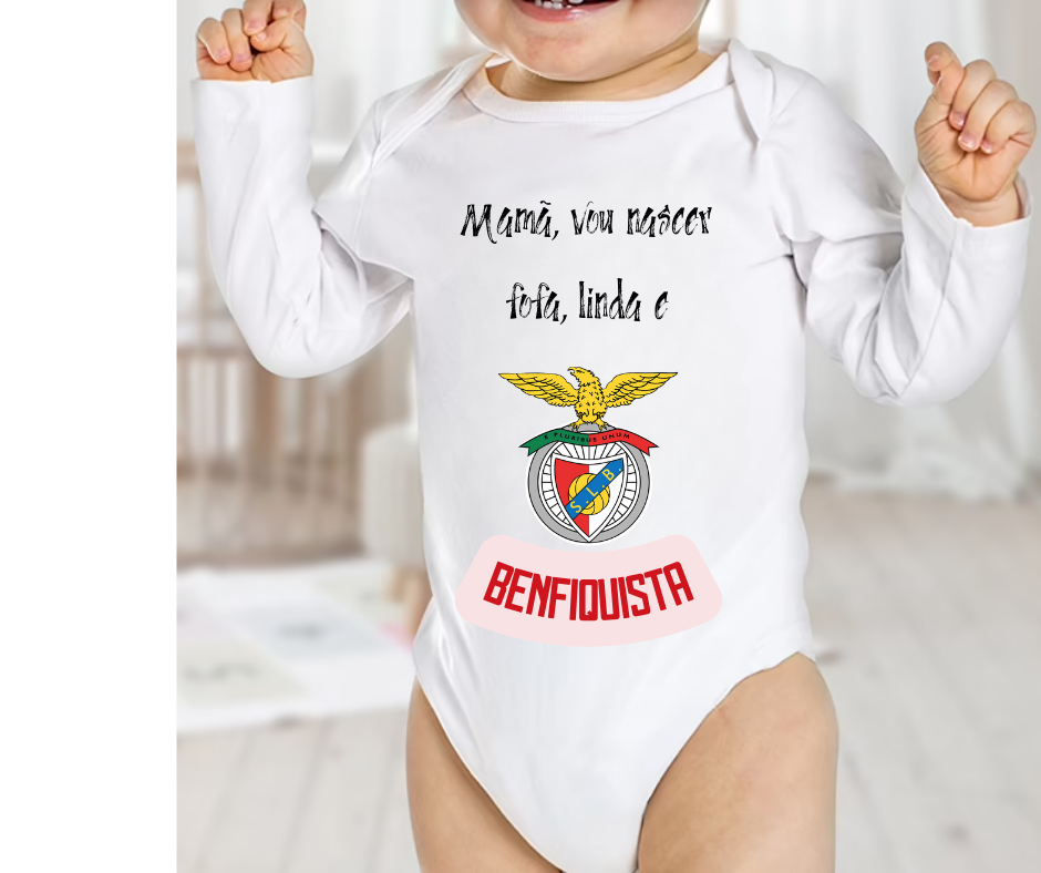 Body de bebé branco com texto e emblema Benfica em ambiente interior claro