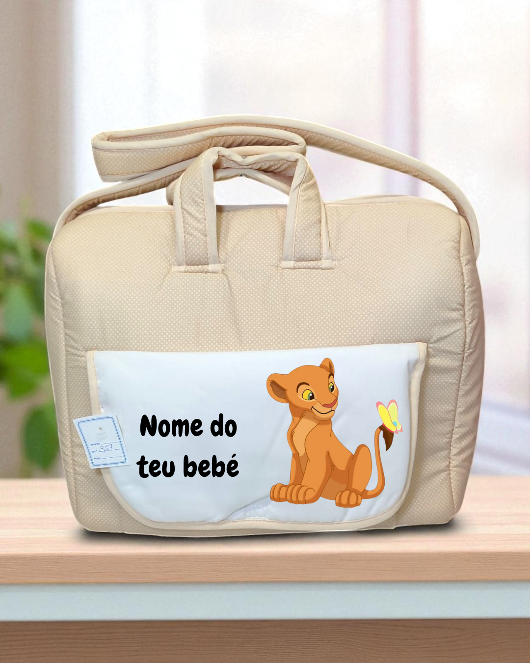 Mala de bebé bege com bolso branco e ilustração de leão e borboleta