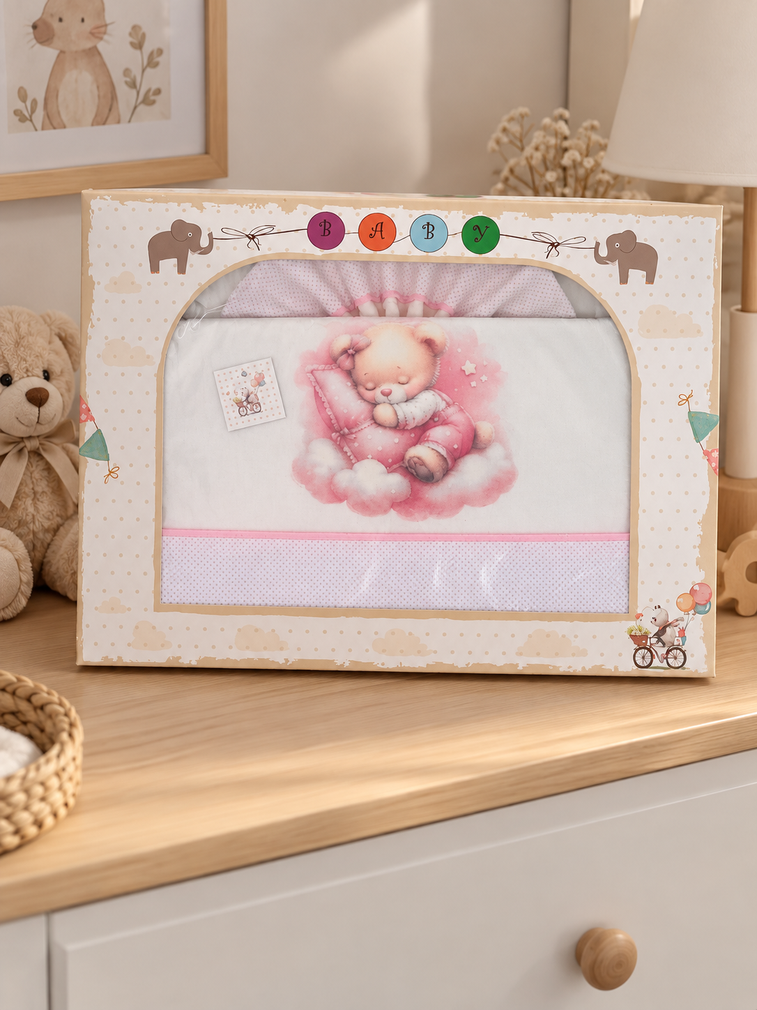 Cobertor de bebé com estampa de ursinho em caixa decorada com elefantes e balões