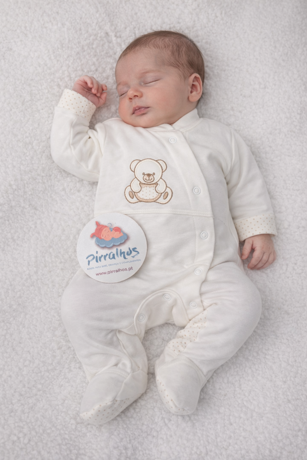 Macacão branco para bebé com ursinho bordado e etiquetas da marca Pirralhos