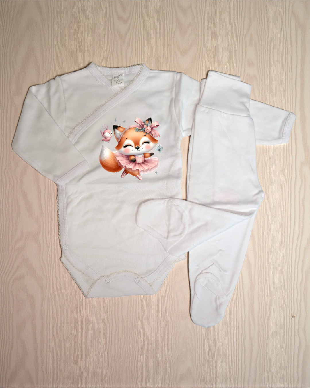 Conjunto de roupa de bebé branco com estampado de raposa bailarina