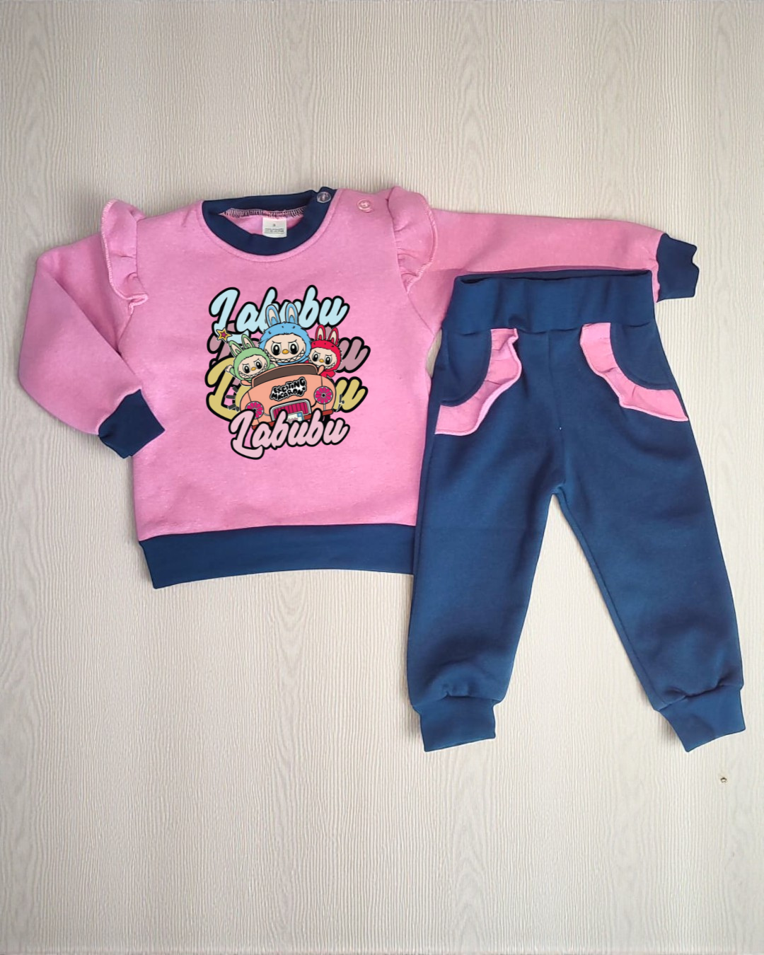 Conjunto infantil rosa e azul com estampado 'Lobubu'