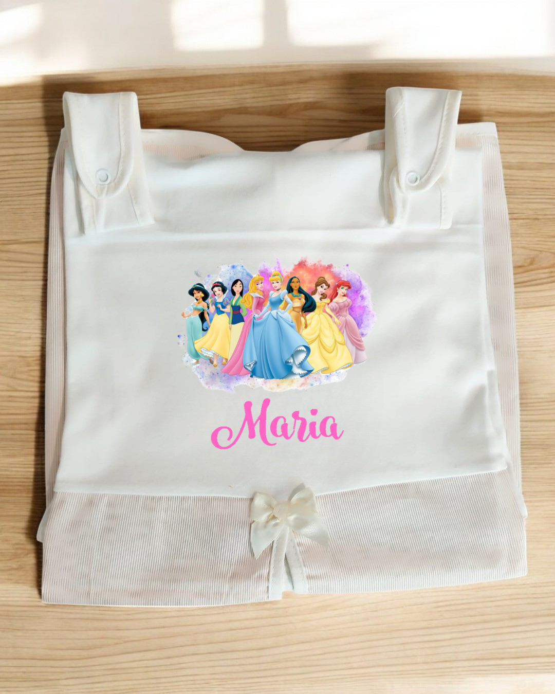 Babete branco com desenho de princesas e nome Maria