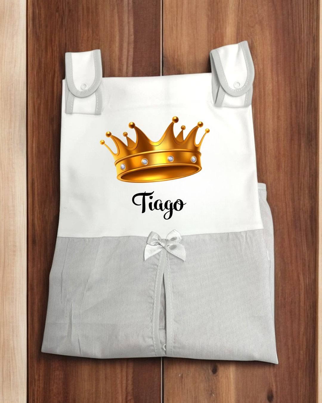 Sac@ de bebê branco com coroa dourada, nome Tiago e parte inferior riscada cinza claro