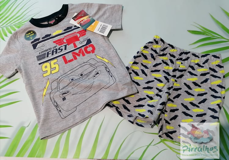 Conjunto infantil com t-shirt cinzenta estampada e calções cinzentos com padrões pretos e amarelos