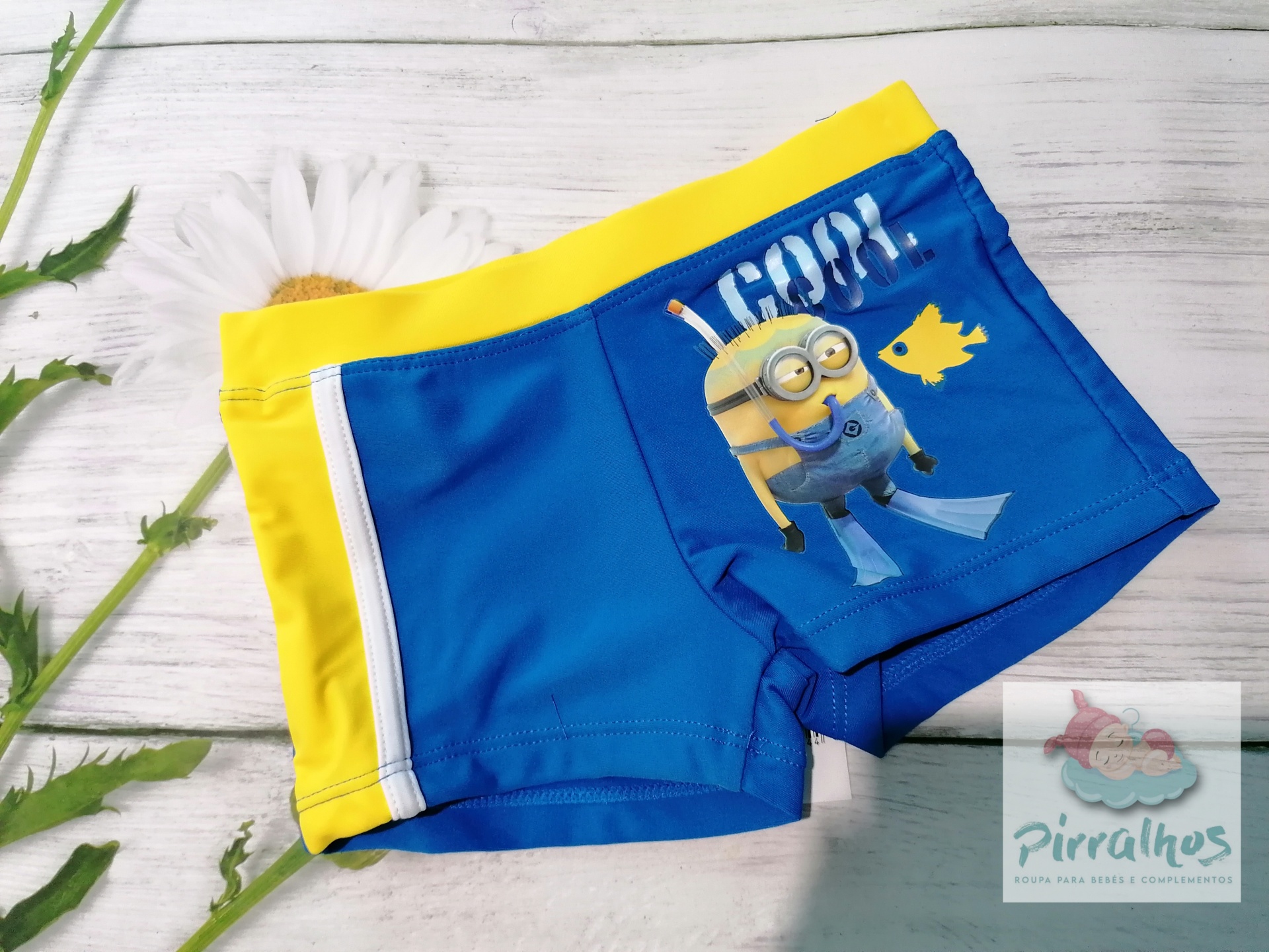 Dois pares de calções de banho infantis azul e amarelo com estampa dos Minions
