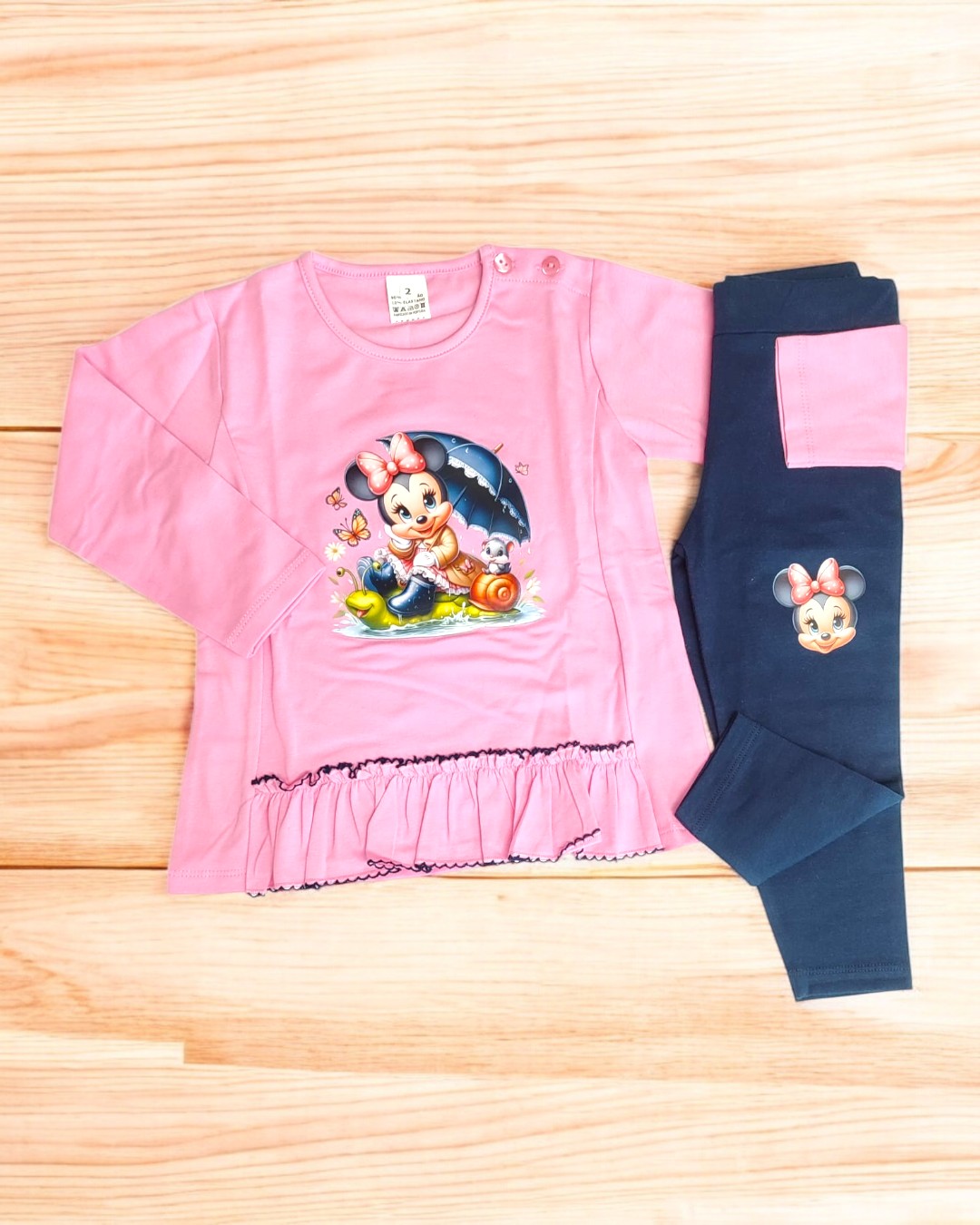 Conjunto de roupa infantil rosa e azul com estampas da Minnie