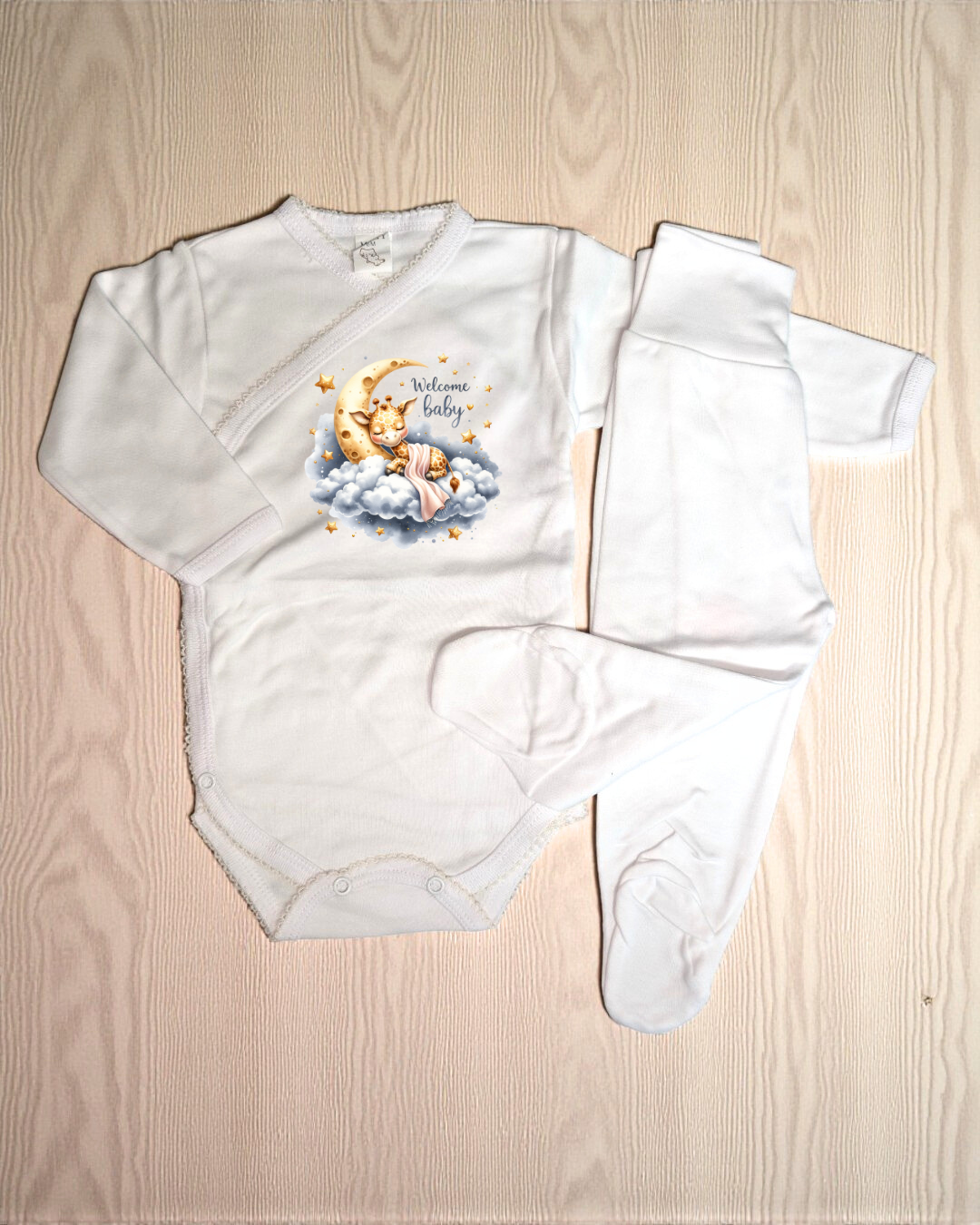 Conjunto roupa bebé branco com ilustração e texto Welcome baby