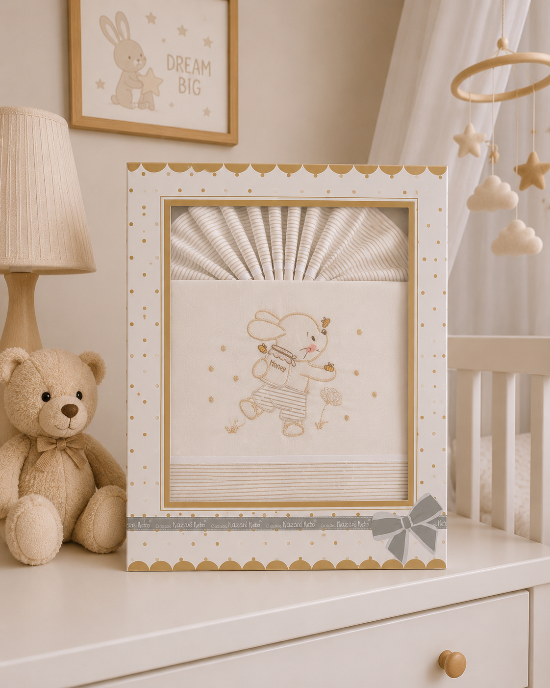 Conjunto de roupa de cama para bebé com coelho bordado em caixa branca decorada