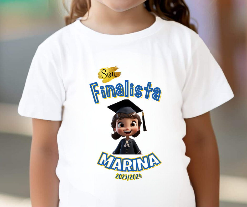 Criança a usar t-shirt branca com estampa de finalista e ilustração de criança com beca