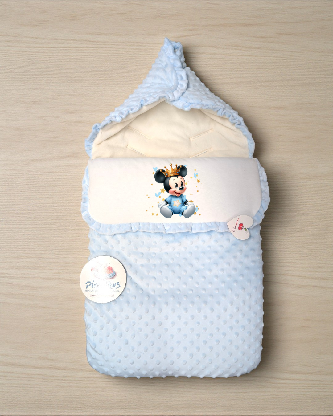Saco de bebé azul claro com estampa de Mickey Mouse e etiqueta da marca Pimpas