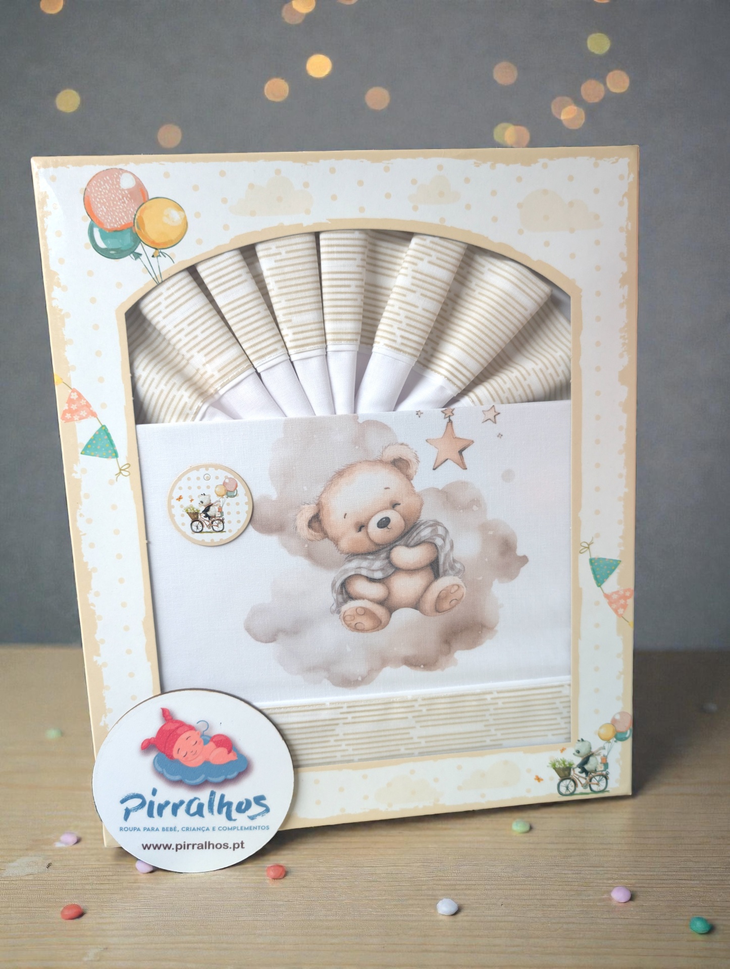 Conjunto de fraldas de tecido com estampas de ursos e padrão bege em embalagem decorativa