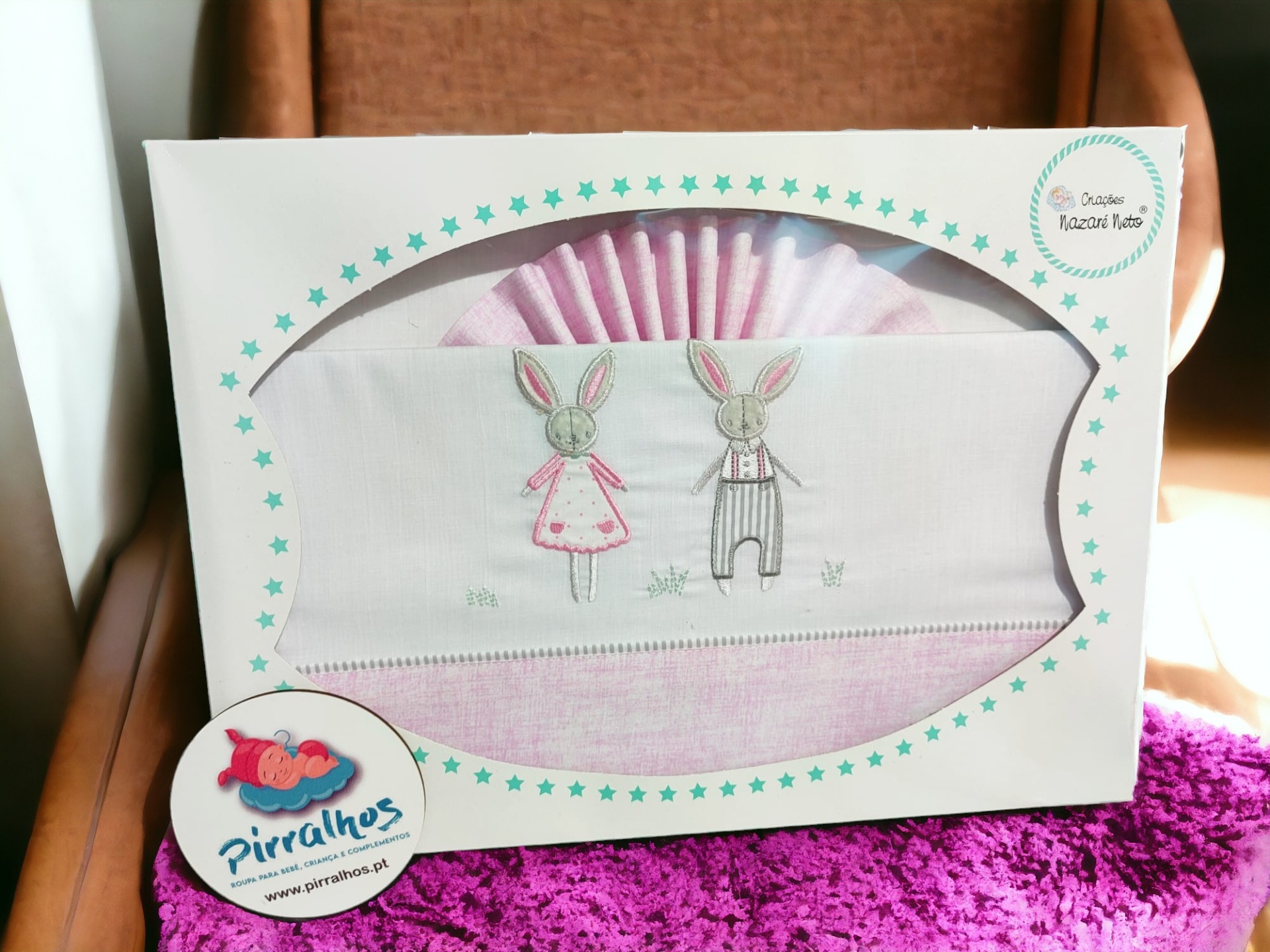 Conjunto para bebé com toalha e pano de boca bordados com coelhos em embalagem branca com estrelas azuis