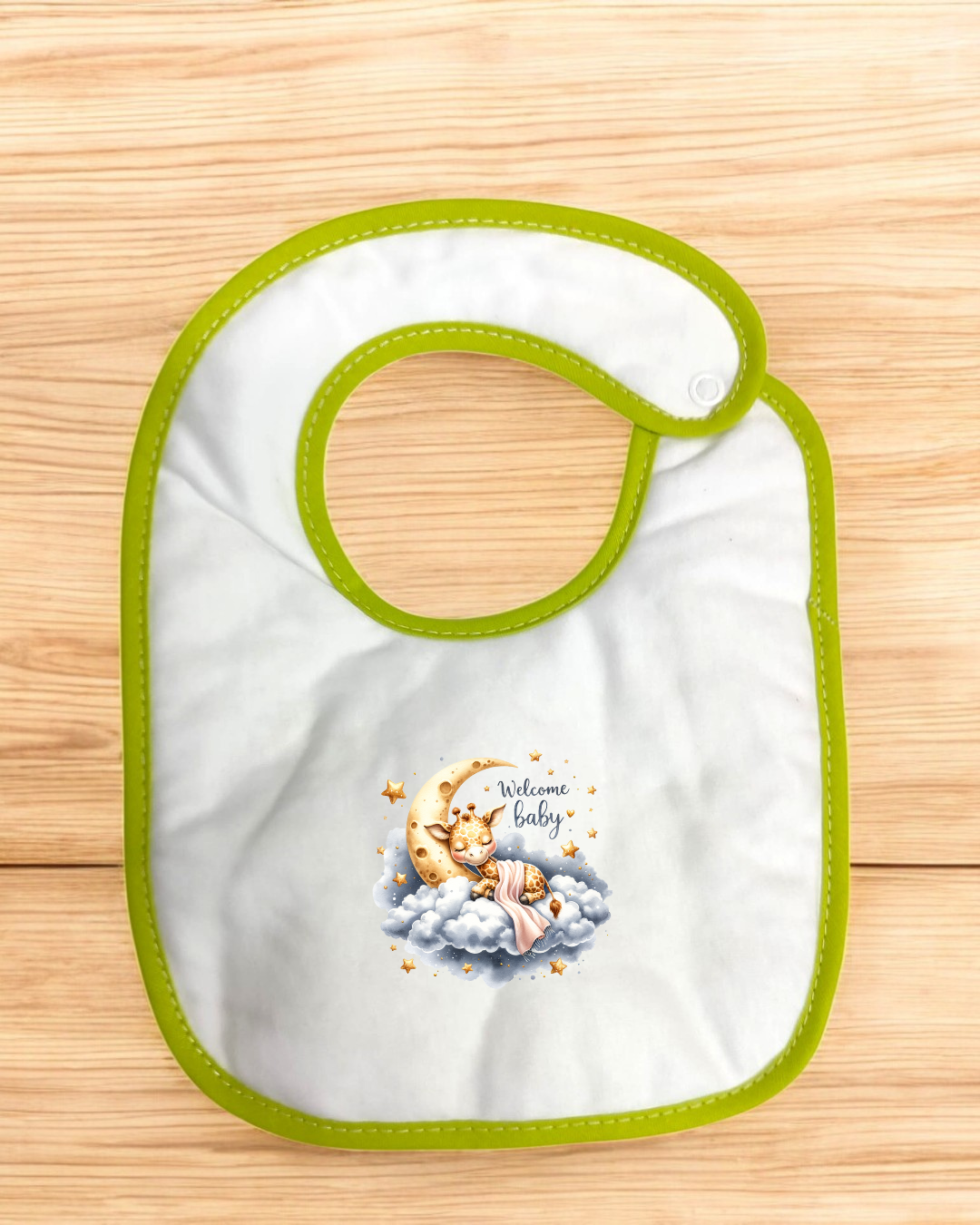 Babete branco com borda verde e estampa de lua dourada com coelho e texto 'Welcome baby'