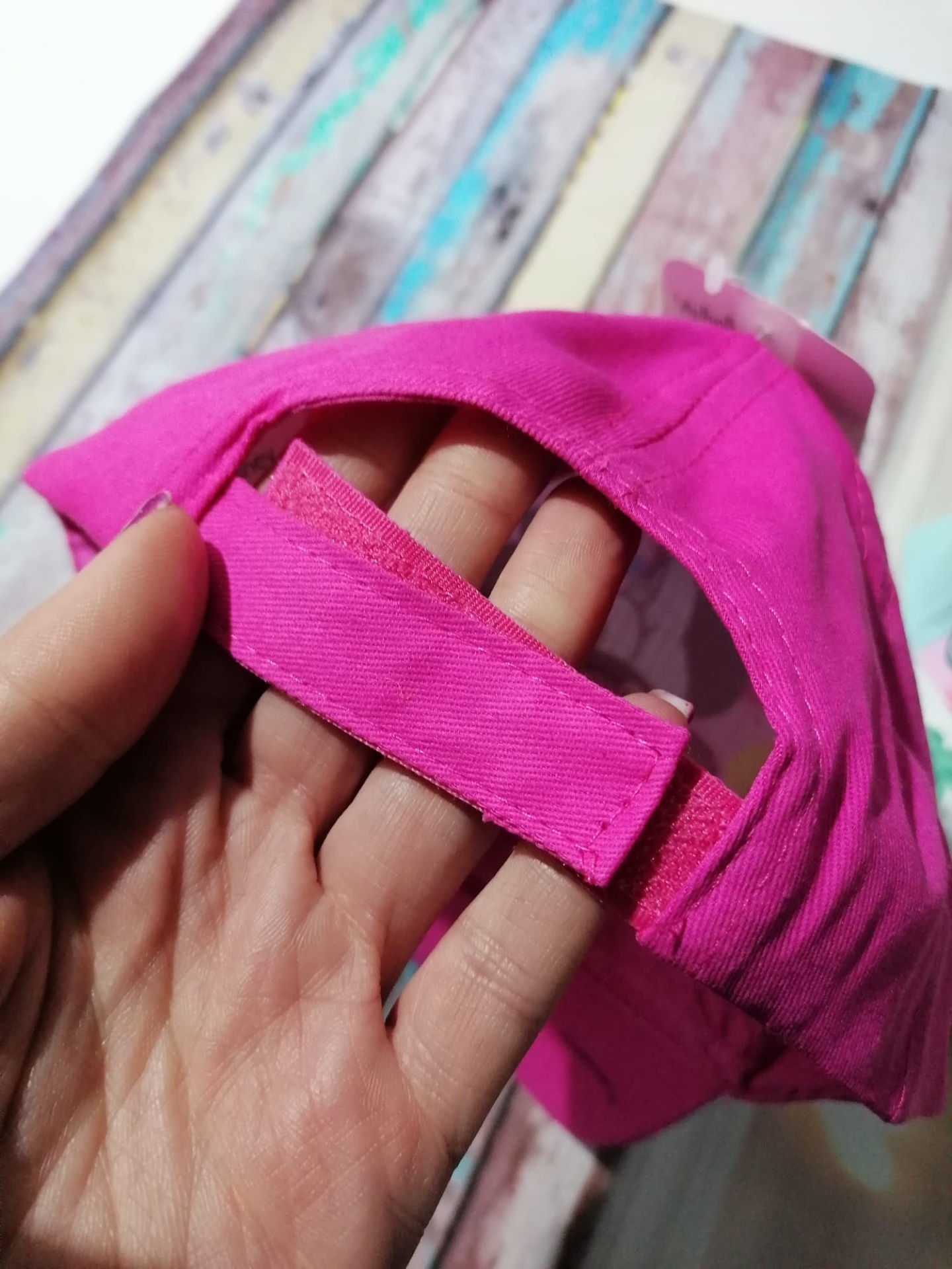 Boné cor-de-rosa com faixa ajustável de velcro na parte traseira