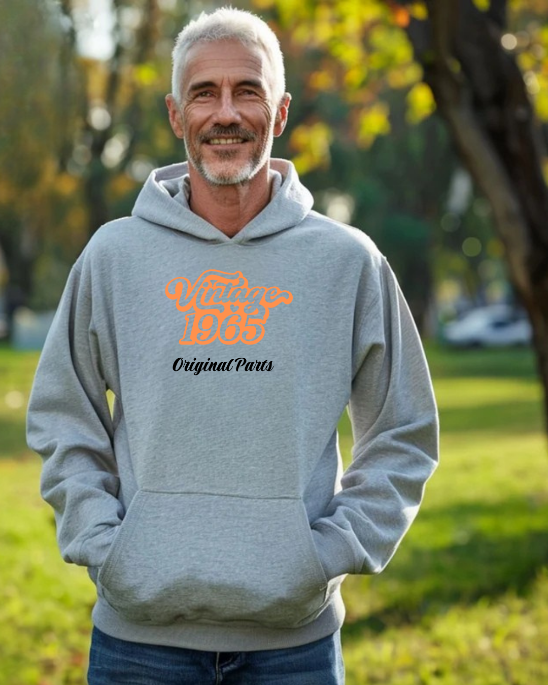 Homem com sweatshirt cinza com capuz e texto Vintage 1965 Original Parts ao ar livre