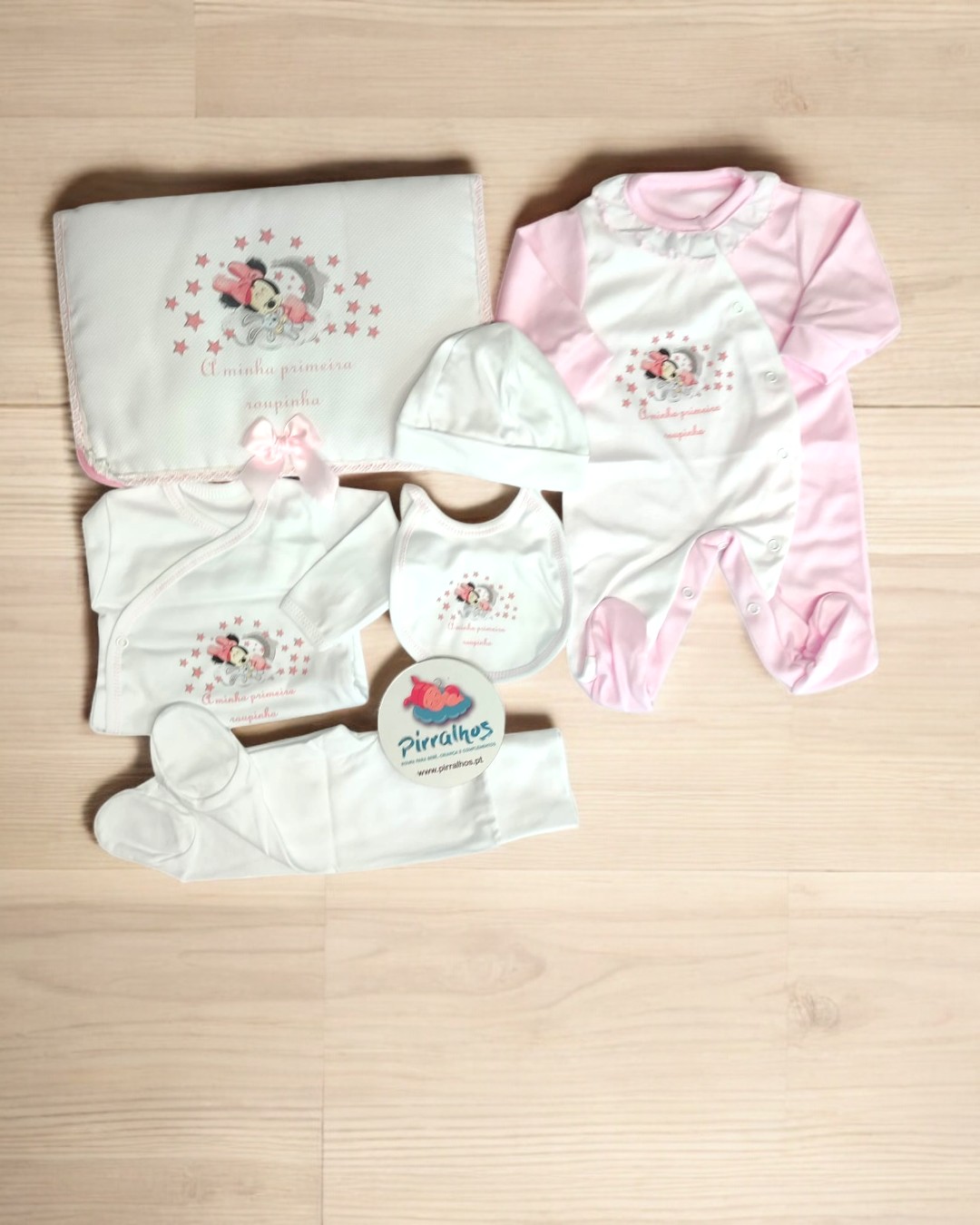 Conjunto de roupa para bebé rosa e branca com personagens de desenho animado e texto