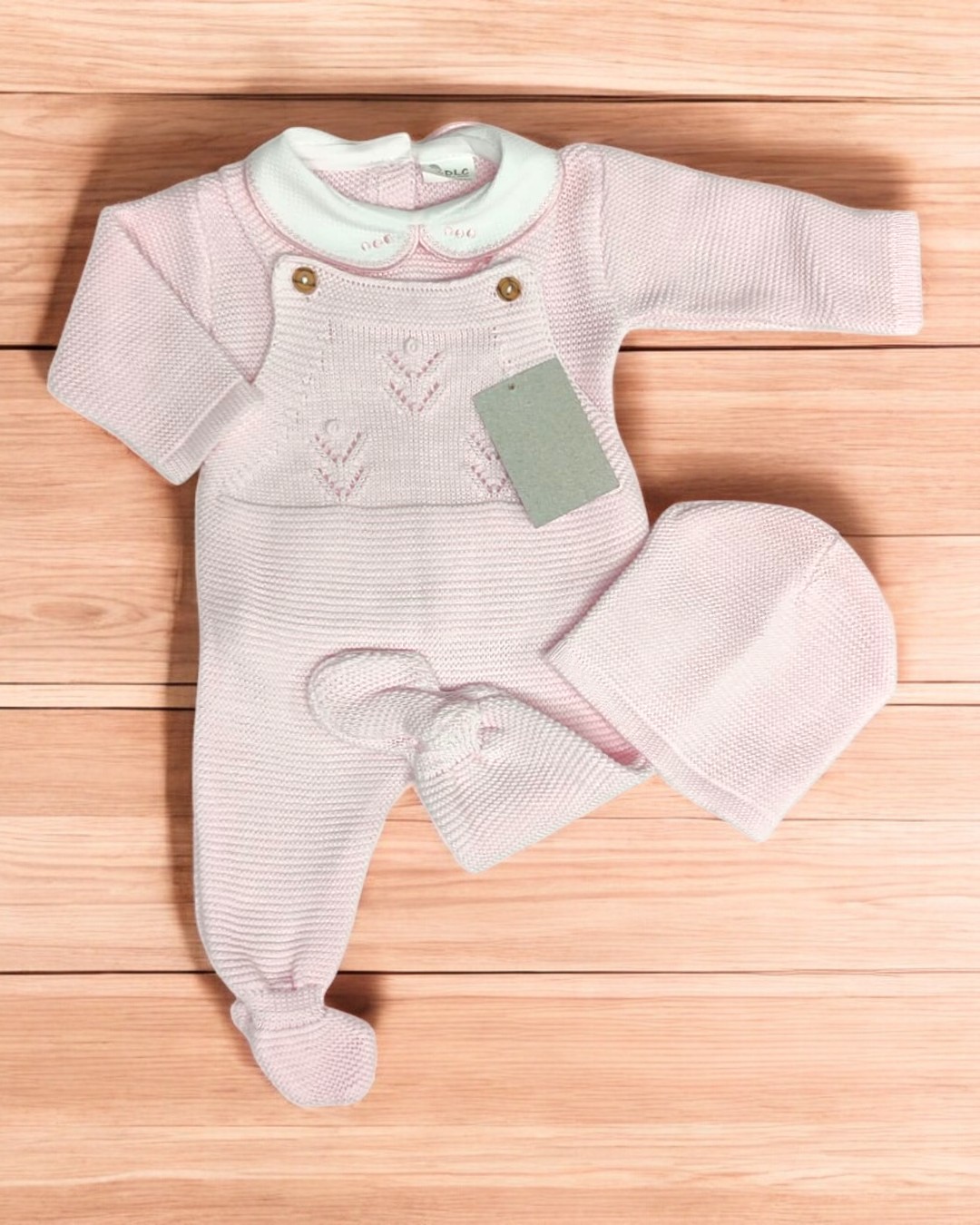 Conjunto de roupa de bebé em malha cor-de-rosa com gola branca e gorro a condizer