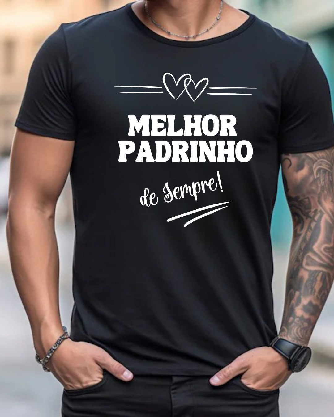 T-shirt preta com texto branco e design de corações usada por homem com tatuagem