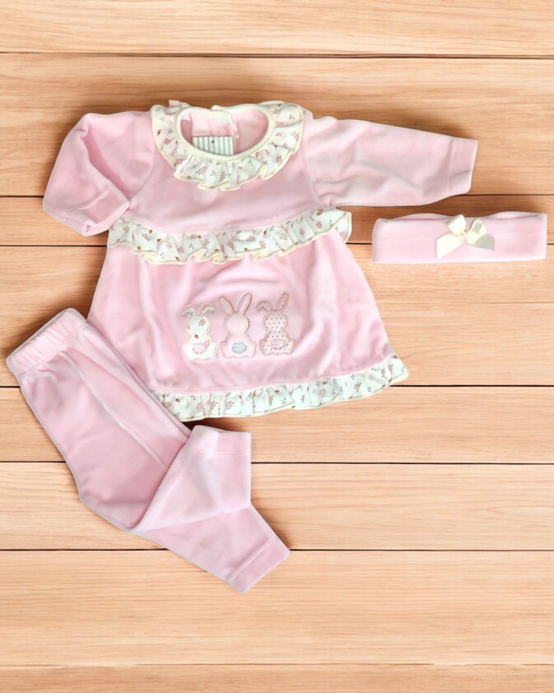Conjunto rosa claro para bebé com vestido bordado, calças e faixa de cabelo