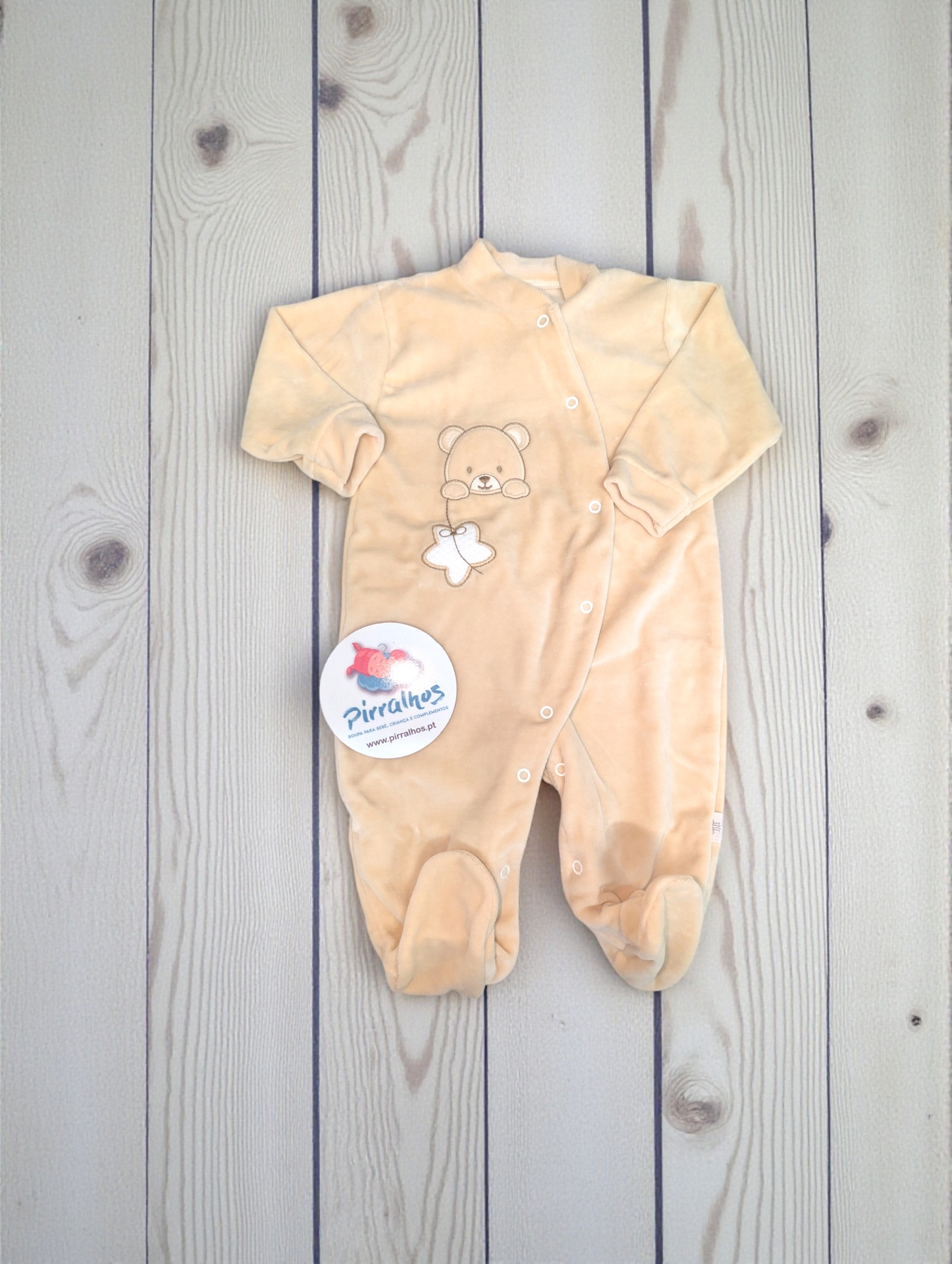 Macacão de bebé bege com botões de pressão e desenho de ursinho
