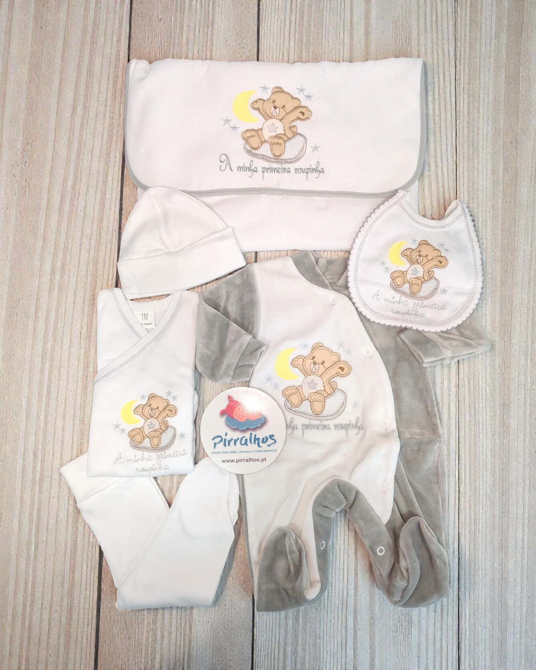 Conjunto de roupa de bebé branco e cinzento com bordado de urso e lua