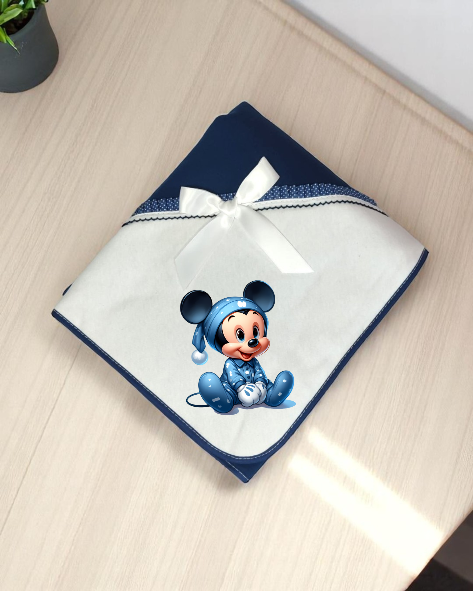 Manta de bebé azul e branca com laço e desenho de Mickey bebé azul