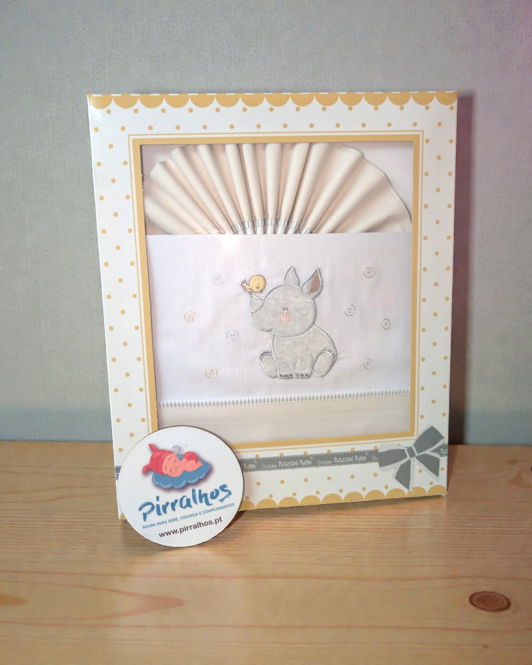 Conjunto de roupa para bebé com bordado de rinoceronte numa embalagem decorada