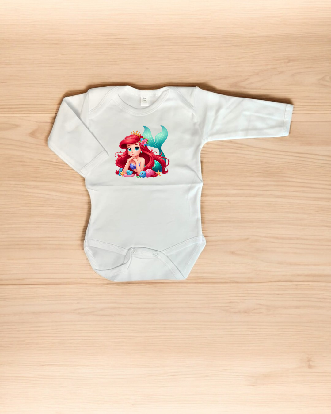 Body branco para bebé com estampa de sereia colorida