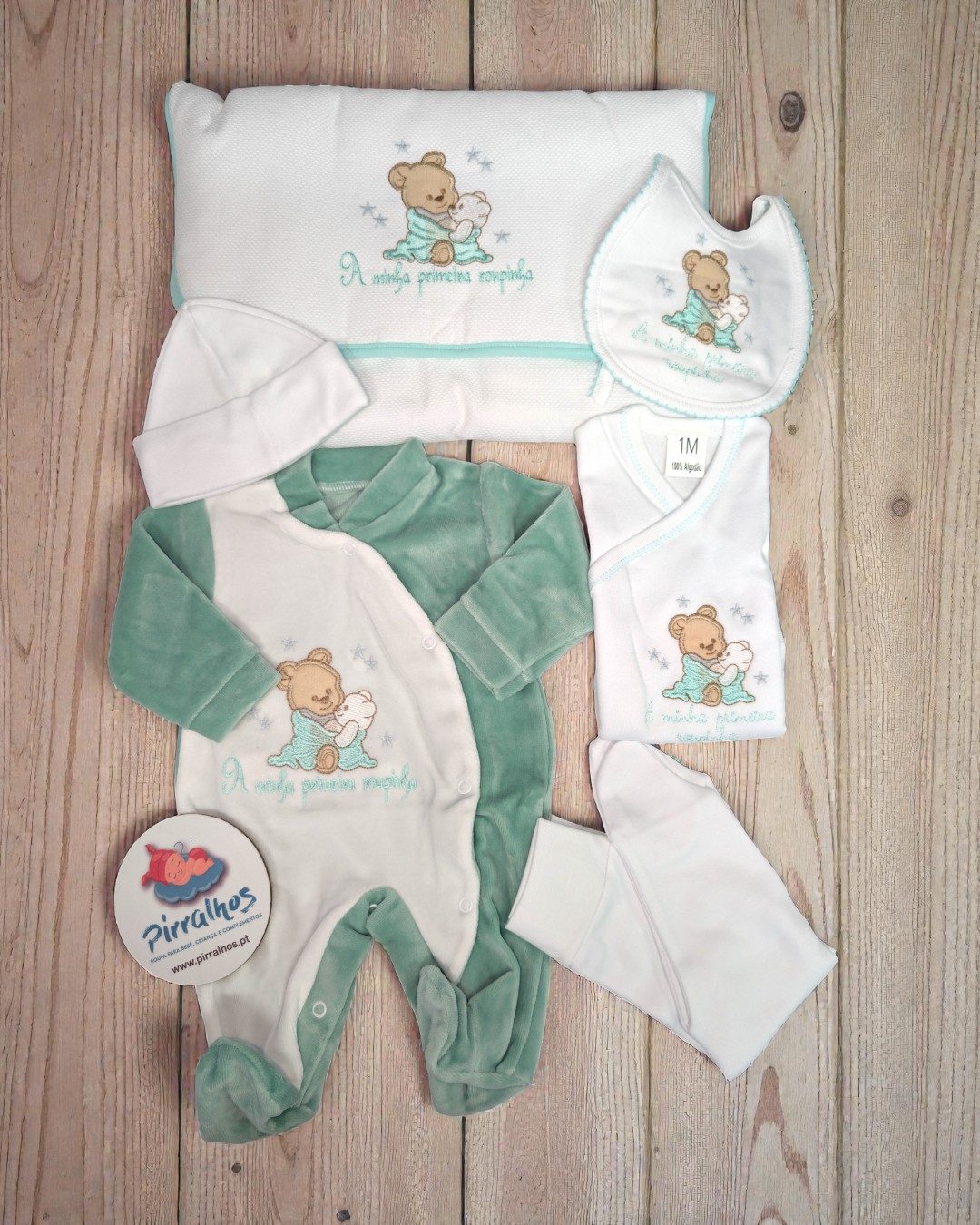 conjunto roupa bebé verde e branco com ursinho bordado
