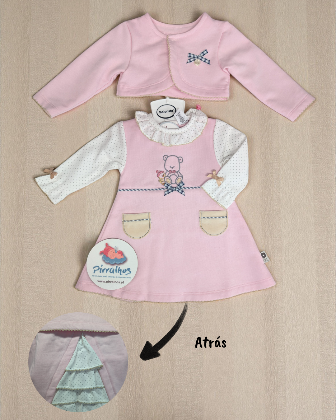 Conjunto de vestido rosa claro e casaco para bebé com detalhes de ursinho e laços.