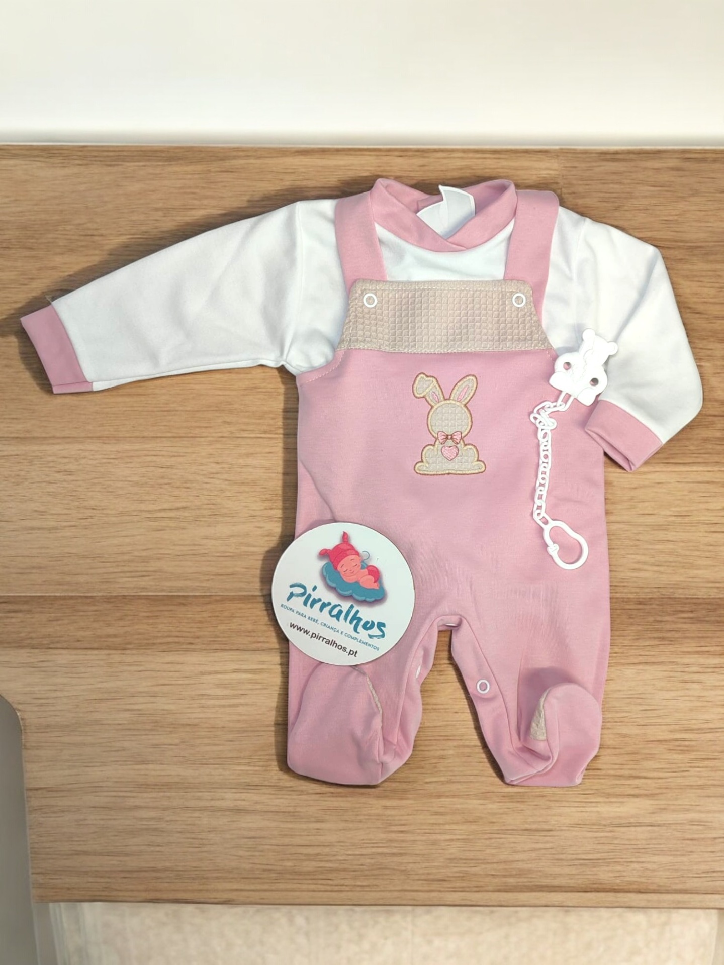 Conjunto de bebé rosa e branco com chupeta e patch de coelho