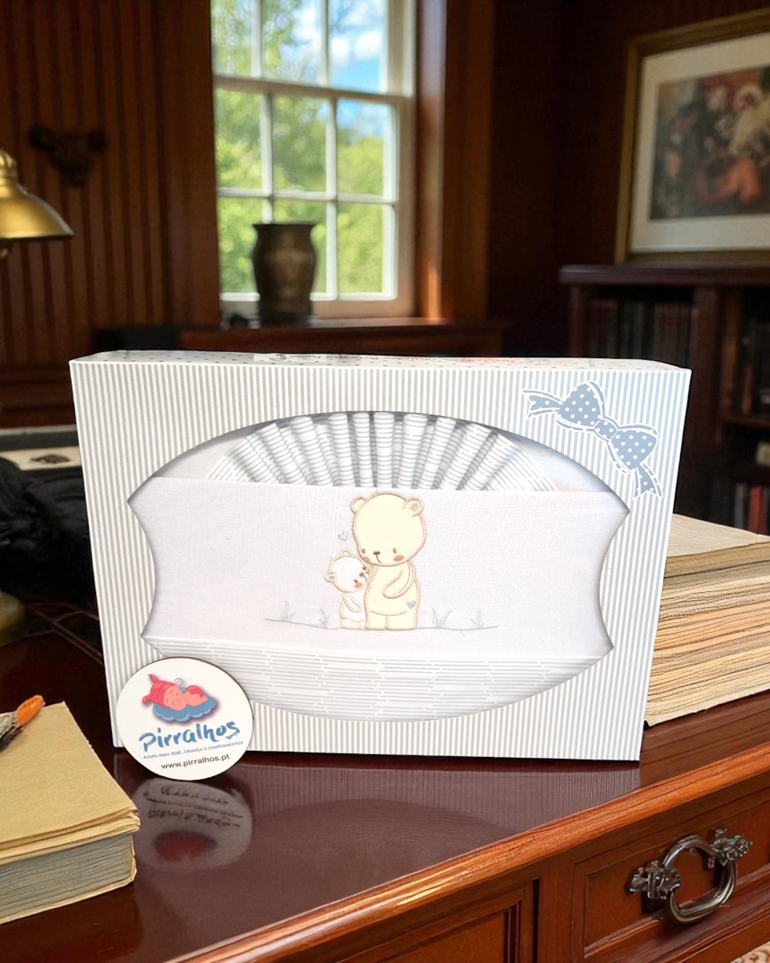 Conjunto de roupa de bebé branco com desenho de urso e pato em embalagem branca riscada com laço azul