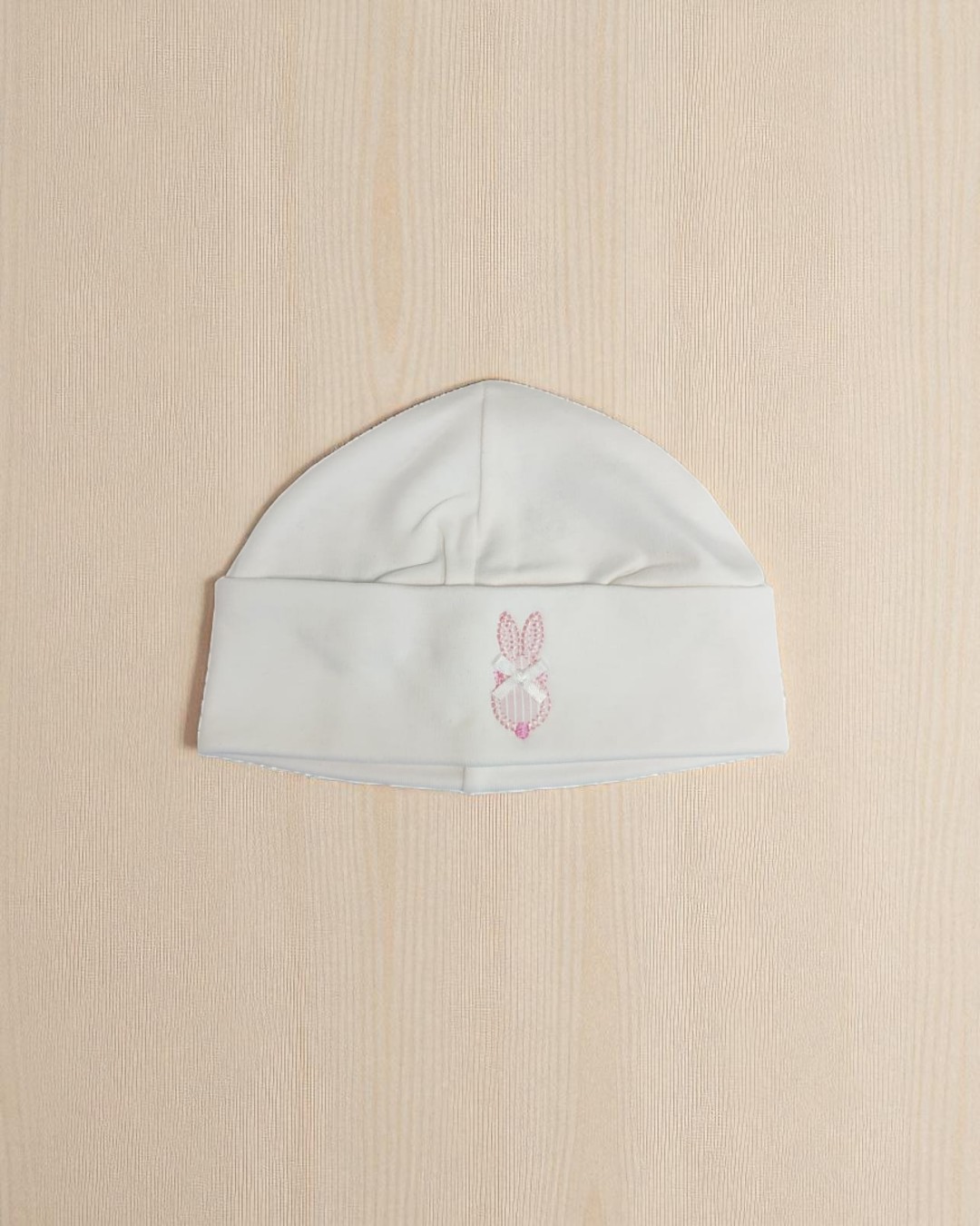 Gorro branco de bebé com bordado de coelho