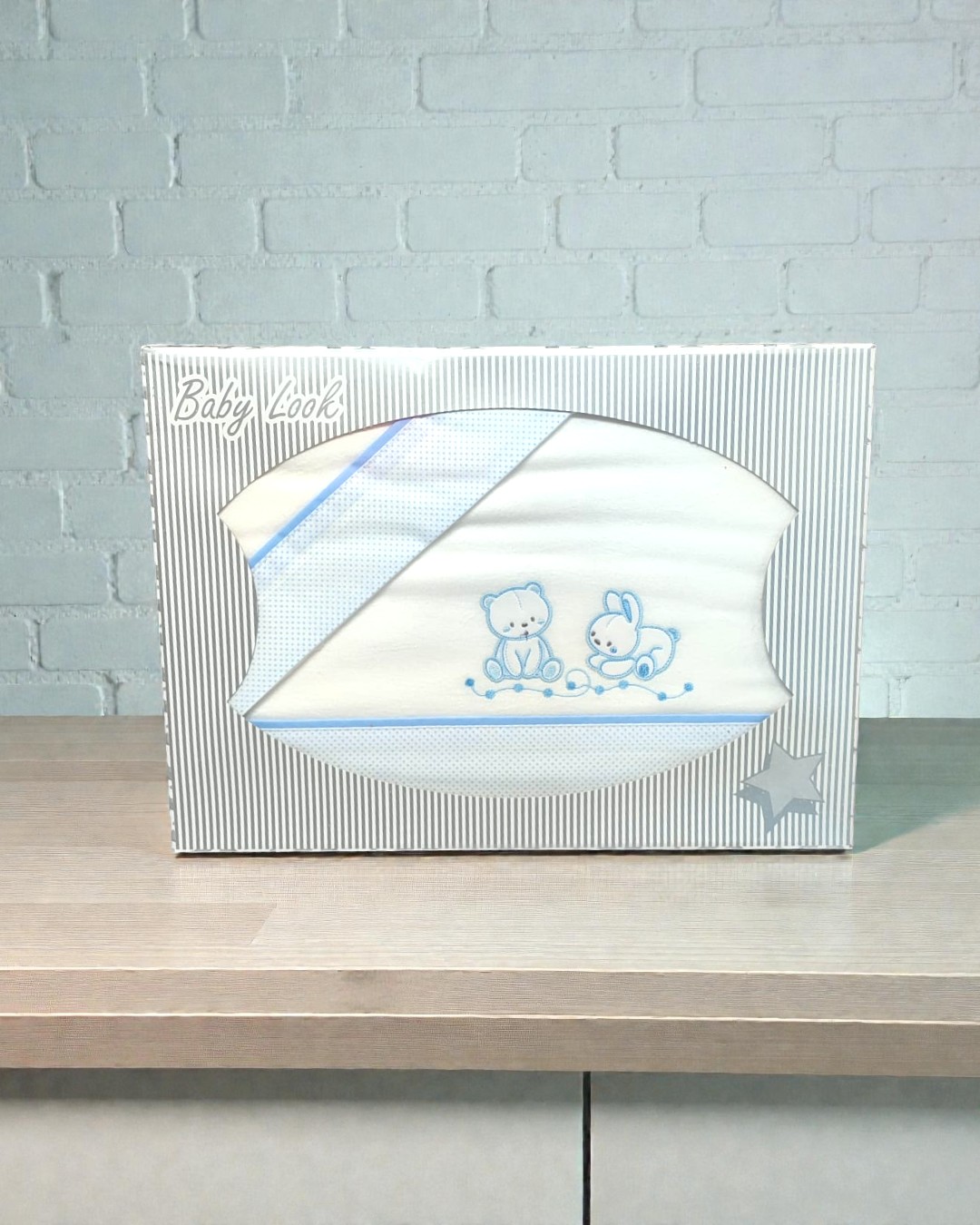 Caixa de presente para bebé com fronhas ou toalhas bordadas