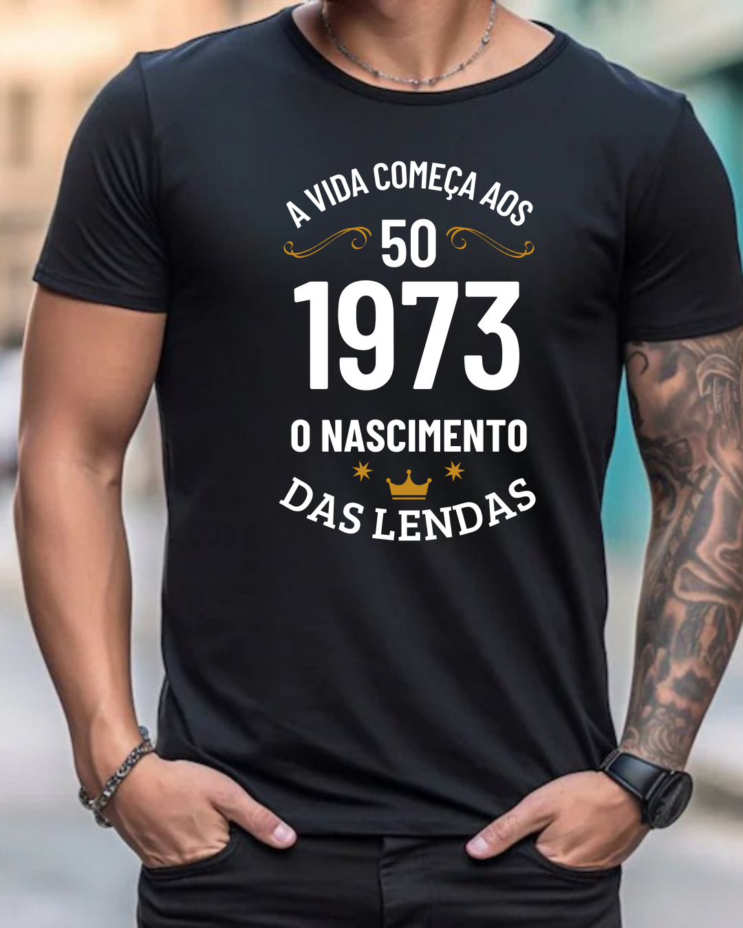 Homem a usar t-shirt preta com texto branco e dourado