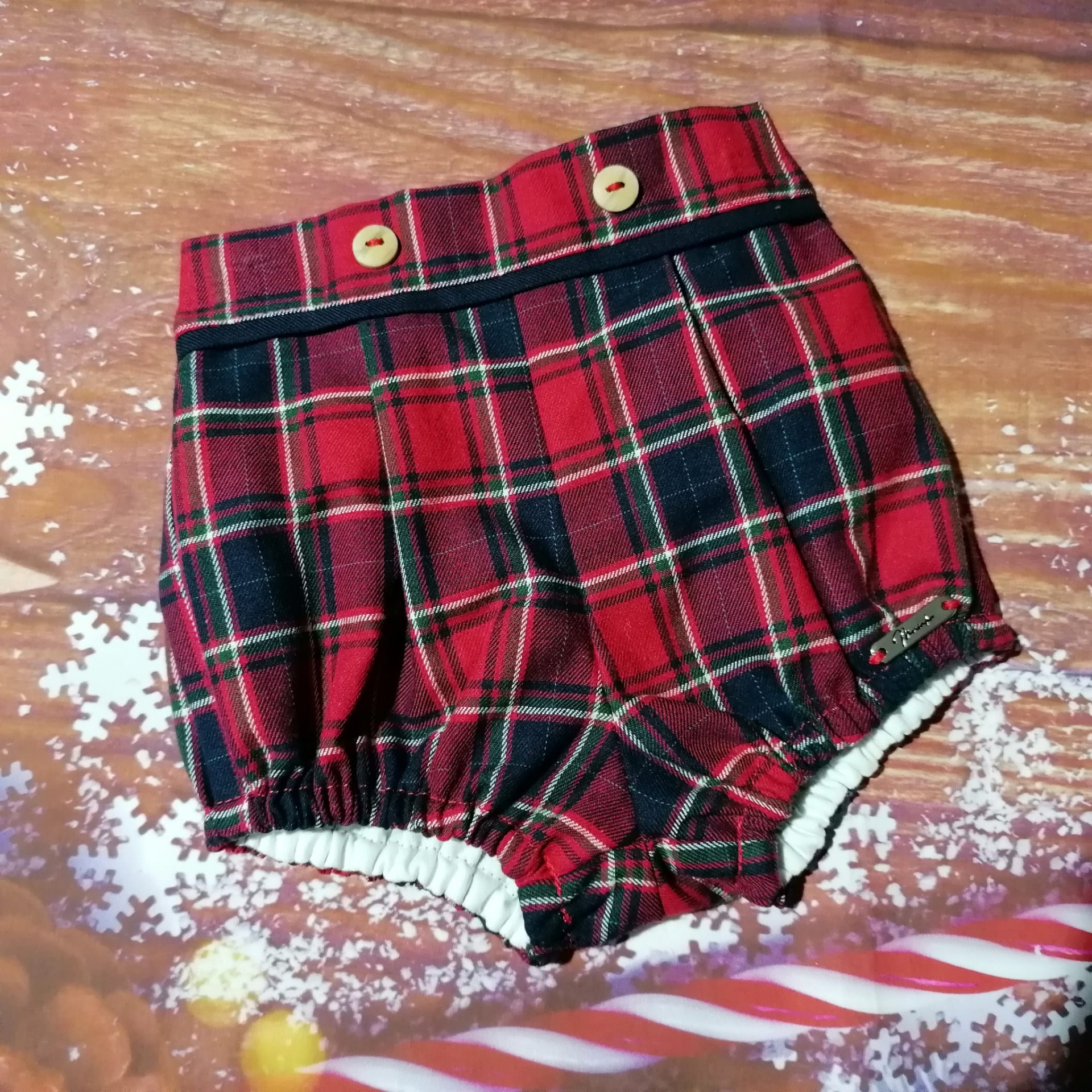Calções de bebé aos quadrados vermelhos e pretos com botões de madeira e elástico branco nas pernas