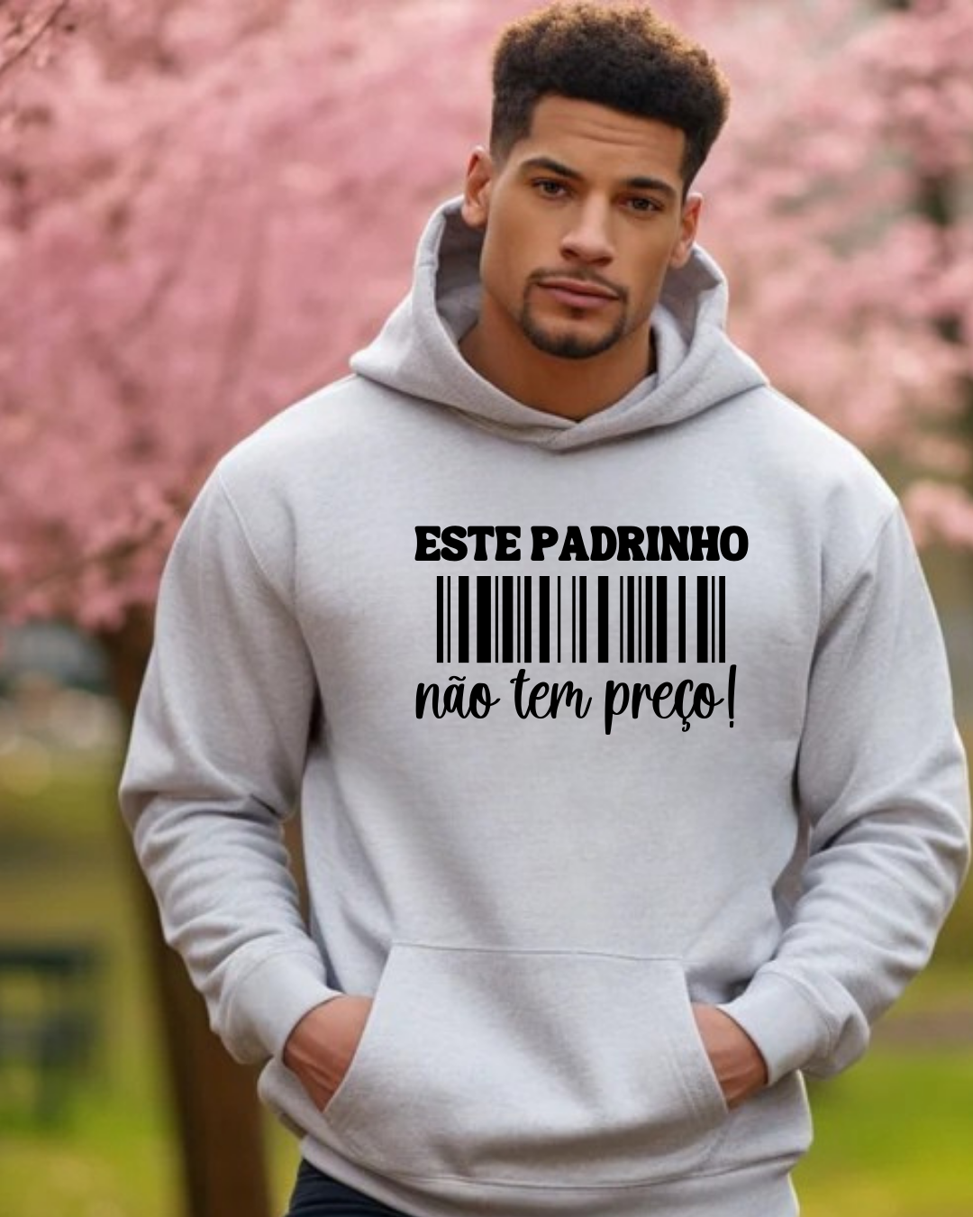 Homem a usar sweatshirt cinzenta clara com design de código de barras e texto em preto