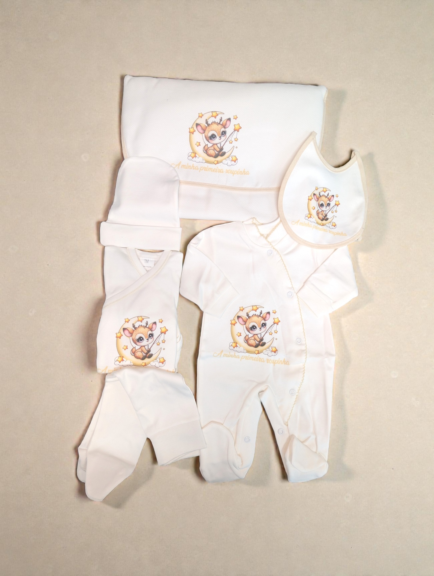 Conjunto de roupa de bebé branca com estampa de veado e estrelas e frase em português