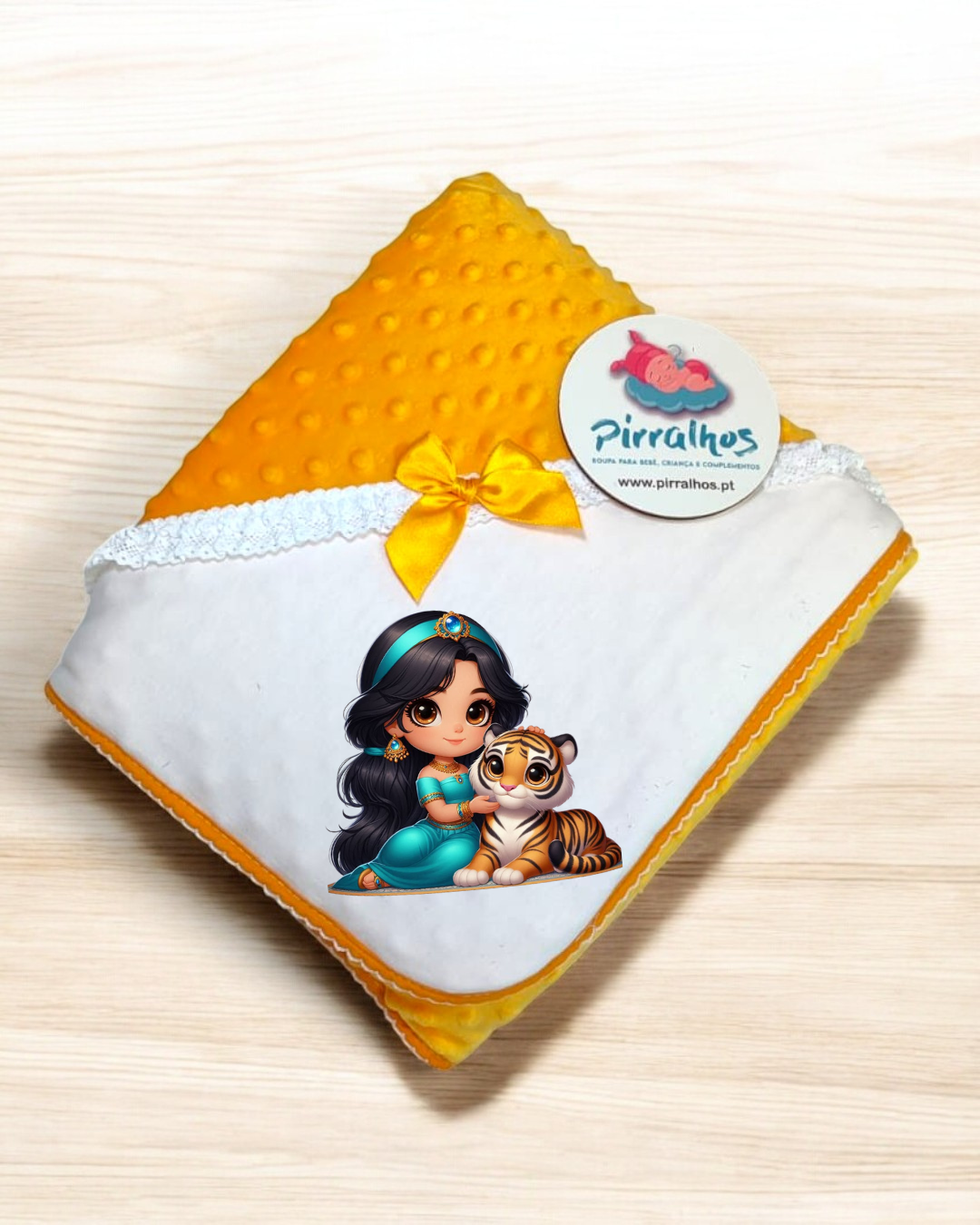 Manta de bebé amarela e branca com laço e personagem animada
