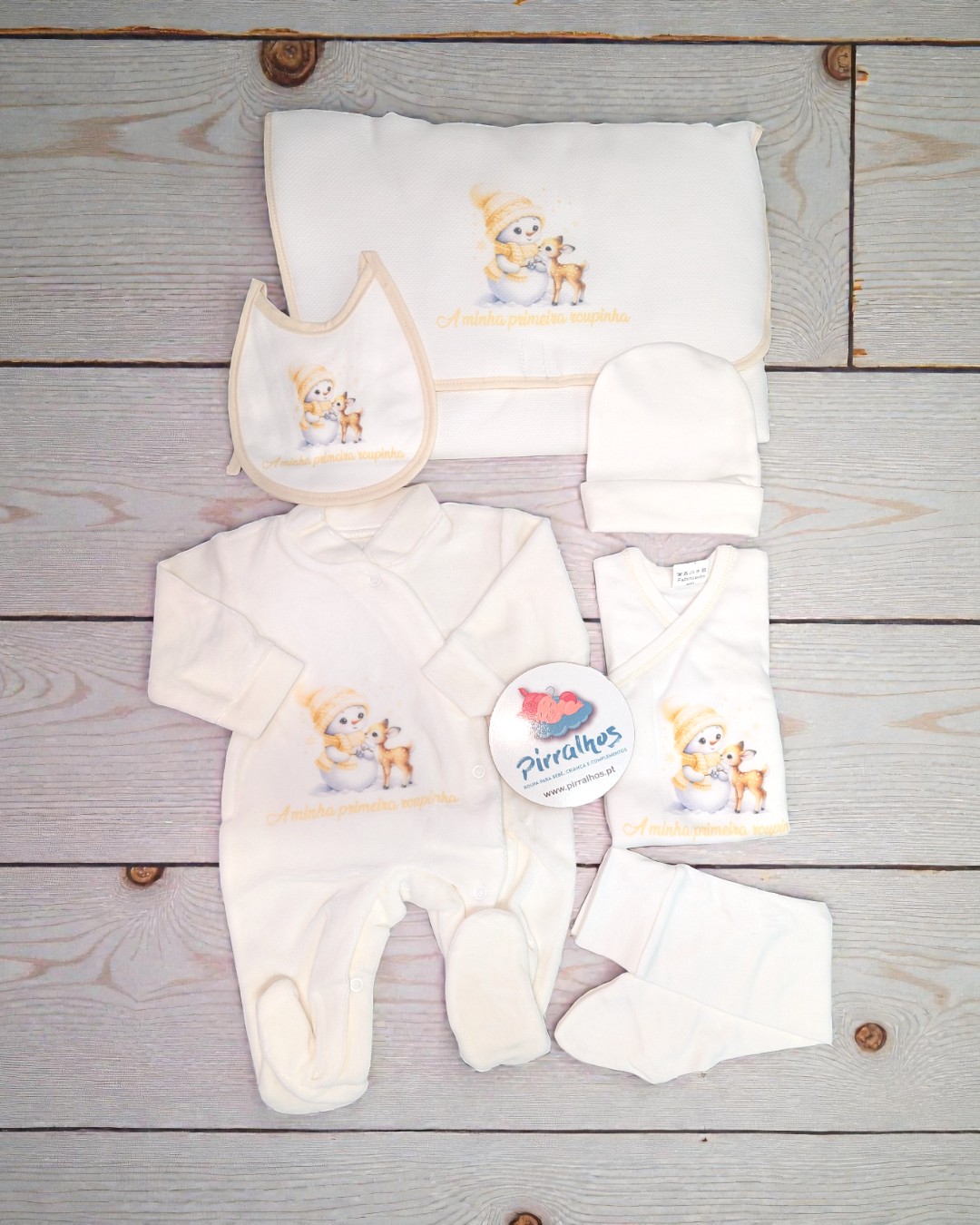 Conjunto de roupas de bebé branco com estampa de boneco de neve e veado e texto em português