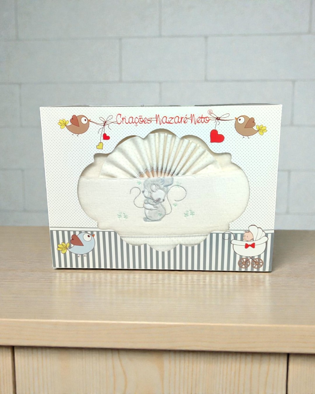 Caixa de fraldas com desenho de rato e decoração de pássaros e carrinho de bebé